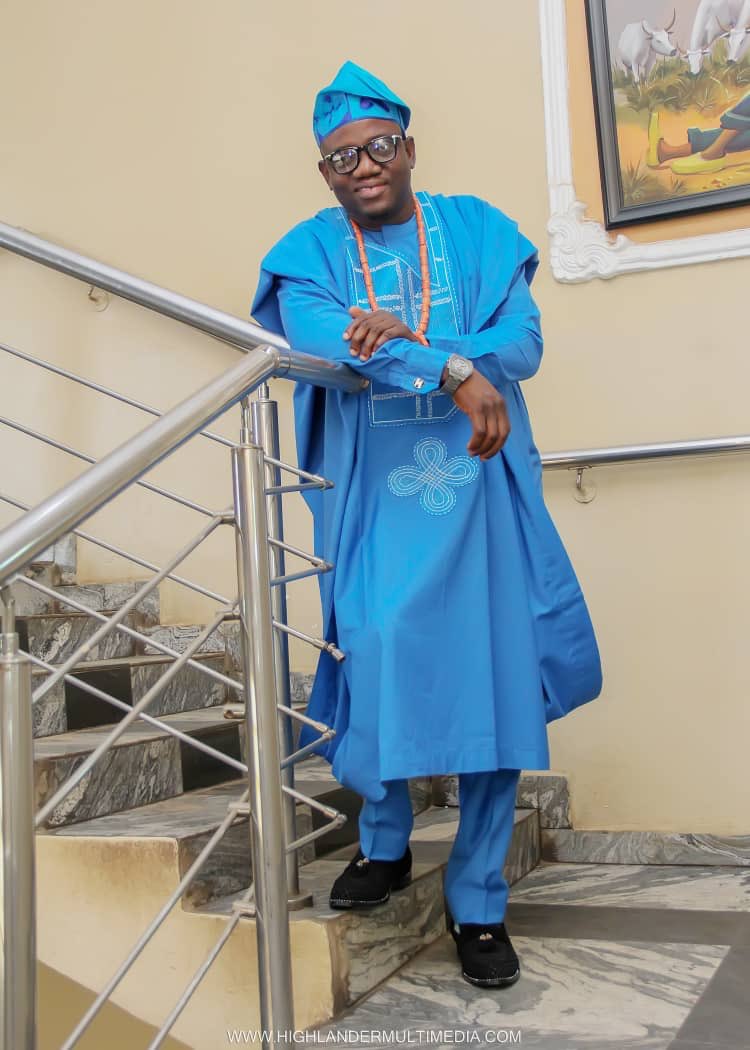 TailorMushroom's tweet image. When you homeboy wants to put a ring on the finger , they have to know he’s a friend to a tailor. All 3 outfits for two days he left me with color selection and design. @ELCREAMADEBANJO happy married bro.