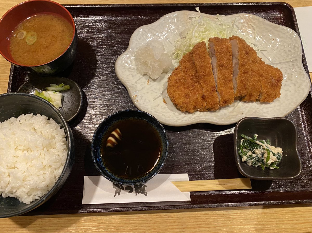DJ_yukimari's tweet photo. ジュニアさんからNYのお土産頂いた🙏✨
わざわざ家の近所まで持ってきて頂き、ランチまでご馳走様になりました🙇♀️✨
めっちゃ刺激受けるお話も聞かせて貰いNYでのお話も聞かせて貰い、とても贅沢な時間でした🙇♀️
ランチはトンカツかつ蔵🧡
ご馳走様でした‼️
#NY #DJjr #トンカツ #かつ蔵 https://t.co/6g8uvoybCs