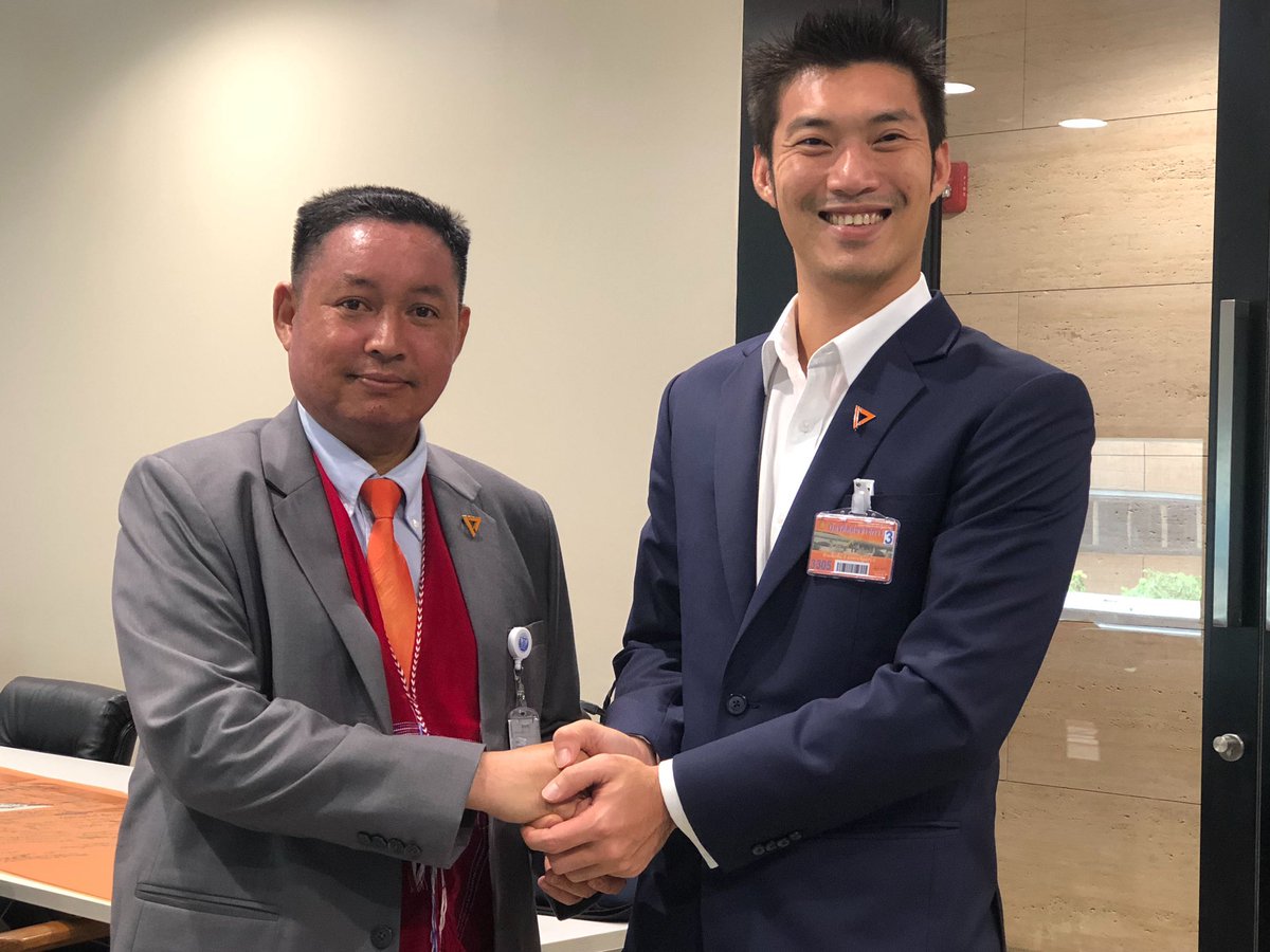 จับมือ ให้คำมั่นสัญญา และส่งต่อภารกิจให้กับคุณมานพ คีรีภูวดล ตัวแทนกลุ่มชาติพันธุ์กระเหรี่ยง (ปกาเกอะญอ) ส.ส.แบบบัญชีรายชื่อคนล่าสุดของพรรค #อนาคตใหม่ ผมมั่นใจว่าคุณมานพจะมาทำหน้าที่แทนผม ได้ไม่น้อยกว่าสิ่งที่ผมและพรรคอนาคตใหม่ตั้งใจจะทำ \7