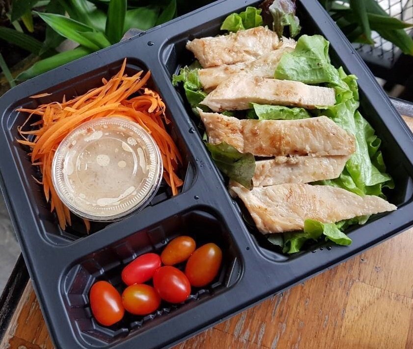 under360food's tweet photo. บอกเลยว่าของมันต้องกิน อยากผอมก่อนปีใหม่ เริ่มตั้งแต่วันนี้ทันแน่นอน เมนูแรกต้องสลัดอกไก่พร้อมน้ำสลัดงา ที่แคลน้อยมากเพียง 236 kcal เท่านั้น🥰 #อาหารคลีน #อร่อยบอกต่อ #under360menu https://t.co/RIUZ1vlgCC