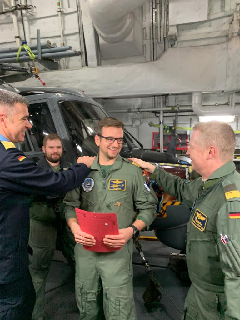 CdrDeuNavalAir's tweet photo. Da lohnt sich Seefahrt:
1. Flugstunden iR Einschiffung Operational Sea Training auf #MVP
2. Beförderung durch Kmdt zum Fregattenkapitän
3. Goldene Fliegerschwinge durch Kommodore #MFG5 & COM MARAIR NATO. Denke, auch der Hauptabschnitt wird profitieren.😉 Glückwunsch an FKpt Lind! https://t.co/cd5NSXhCtI