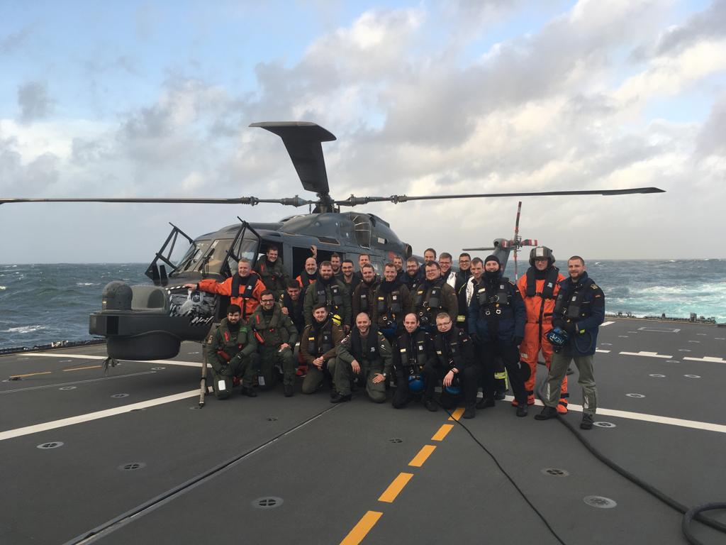 CdrDeuNavalAir's tweet photo. Da lohnt sich Seefahrt:
1. Flugstunden iR Einschiffung Operational Sea Training auf #MVP
2. Beförderung durch Kmdt zum Fregattenkapitän
3. Goldene Fliegerschwinge durch Kommodore #MFG5 & COM MARAIR NATO. Denke, auch der Hauptabschnitt wird profitieren.😉 Glückwunsch an FKpt Lind! https://t.co/cd5NSXhCtI