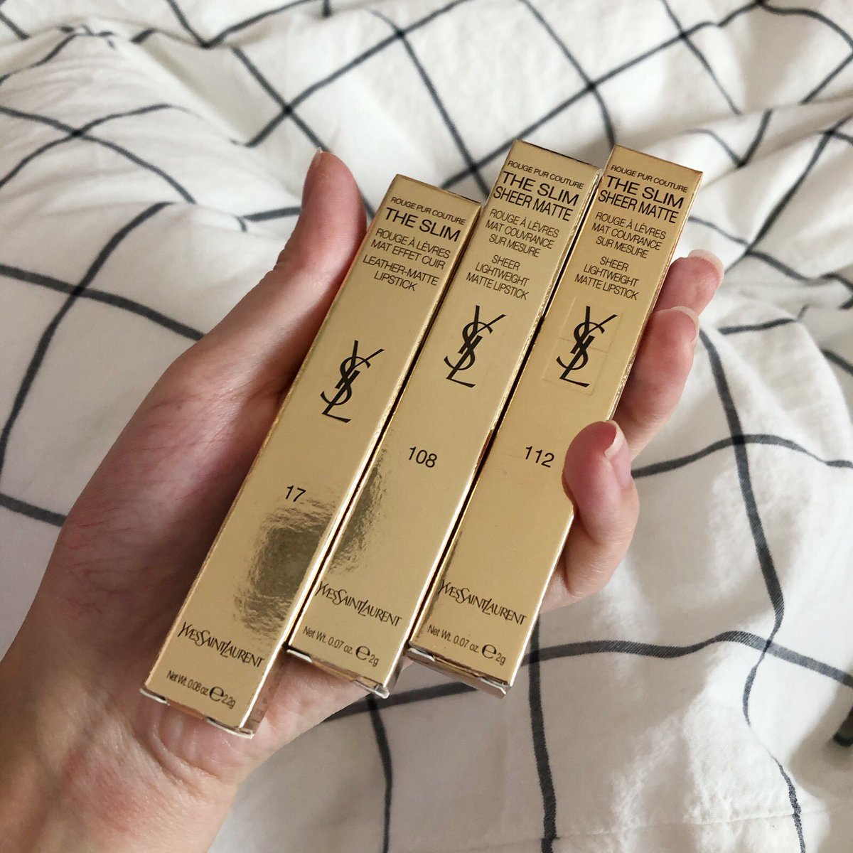 Viviennewonder's tweet image. มาแจกกันหน่อยหวานๆ กรุบๆ จ้า แจกลิป YSL รุ่น The slim รุ่นนี้คือเนื้อดีมาก สวยมาก เคยรีวิวไปแล้ว เป็นลิปอีกตัวที่วี่ชอบมากในปีนี้ เอามาแจก 3 แท่ง คนละ 1 รางวัล แค่ RT + FOLLOW สีที่แจกคือ 108 112 และ 17 บอกมาอยากได้สีไหน ประกาศ 1 ธันวาเลย