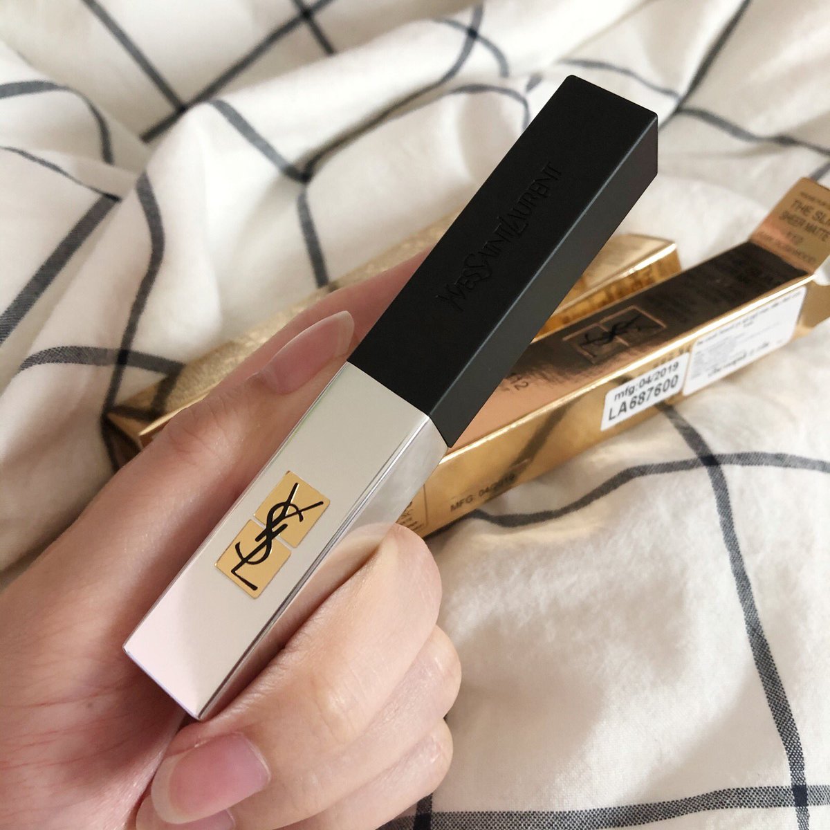 Viviennewonder's tweet image. มาแจกกันหน่อยหวานๆ กรุบๆ จ้า แจกลิป YSL รุ่น The slim รุ่นนี้คือเนื้อดีมาก สวยมาก เคยรีวิวไปแล้ว เป็นลิปอีกตัวที่วี่ชอบมากในปีนี้ เอามาแจก 3 แท่ง คนละ 1 รางวัล แค่ RT + FOLLOW สีที่แจกคือ 108 112 และ 17 บอกมาอยากได้สีไหน ประกาศ 1 ธันวาเลย