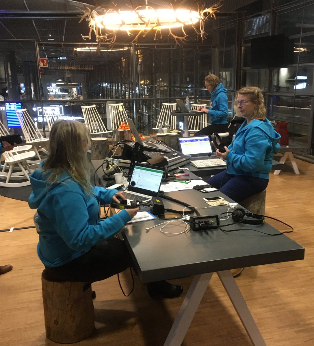 Finavia's tweet photo. Tänään kuullaan tunnelmia Rovaniemeltä! @radiosuomi ja @yleareena siirsivät studionsa päiväksi uudistetulle lentoasemalle, josta lähetystä voi kuunnella iltaan asti. Lentoasemalla sarastaa jo kaunis pakkasaamu, tule mukaan! 
https://t.co/7Gtf3EtblY https://t.co/DVsgpB5K0r