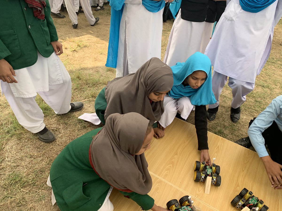 MalikRohaina's tweet photo. Wohoo who runs the world ofcourse Female.. proud to see how @TareenEducation is empowering girls  of Lodhran in #STEM. This is Lodhran a small city of southern punjab. And all we can see how bright girls they are. #WomenInSTEM #LSF19 https://t.co/EHmEyw3lBr