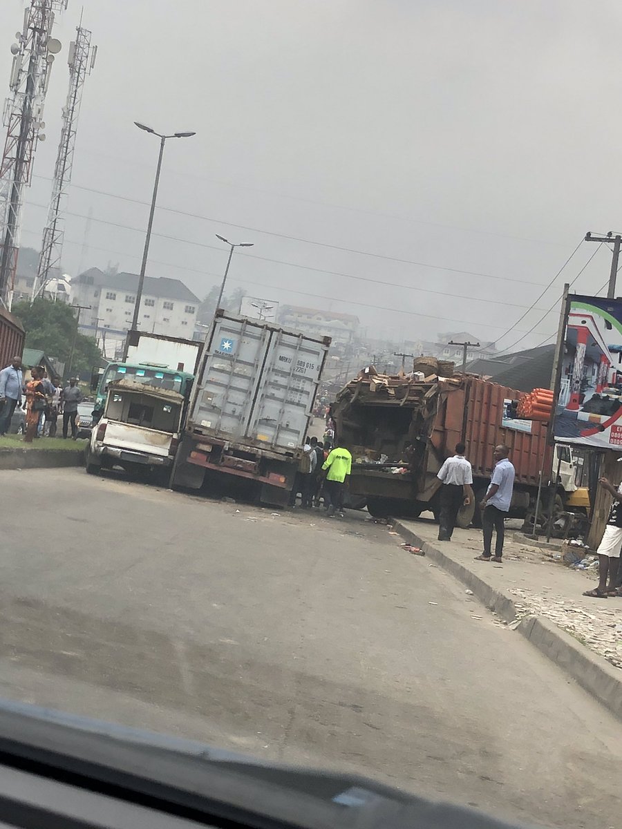 ollypapa's tweet image. Tbh this thing can stay all day on the road. No emergency service to come pull it out!!! #phtraffic