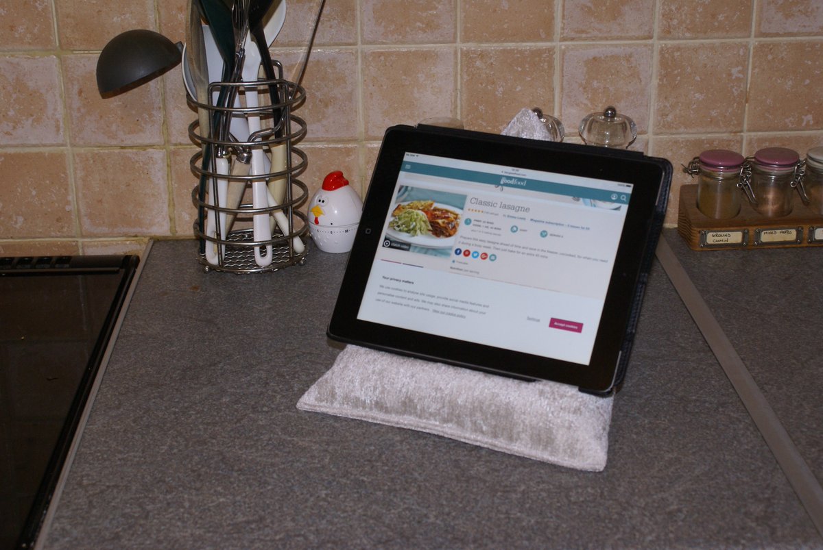edgebeanbags's tweet photo. Breakfast or teatime with an #iPad tablet propped up against a cornflakes packet?
The #Techbed beanbag stand, available through our website, Amazon and etsy in a variety of machine washable colours.
We don't do #BlackFriday darlings. https://t.co/7R0fjHt1fn