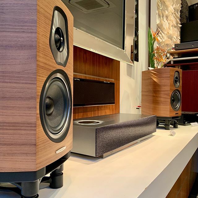 AudioVenue's tweet photo. Sonus Faber Sonetto 1 on IsoAcoustics Aperta. #isoacoustics #mirrortv #naimatom #unitiatom #atom #martinlogan #slmspeakers #naimaudio #muso #sonusfaber #sonetto #muso2 #hifishop #hifi #ealing #maidenhead #w5 #westlondon #hifiaudio #westlondonhifi @nai… https://t.co/A6n1v0Prn3 https://t.co/ysl32OMFY4