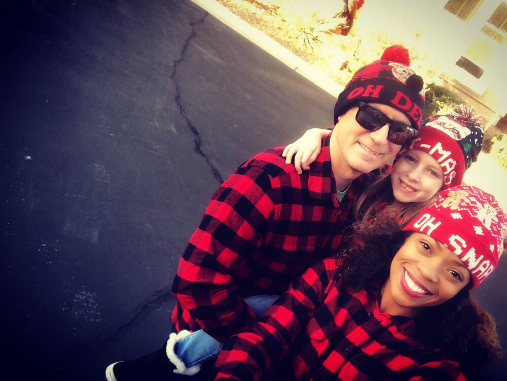 Ivesmw's tweet photo. When you all match. #christmascards #Vegas #merryandbright https://t.co/M8vKvI1ciR