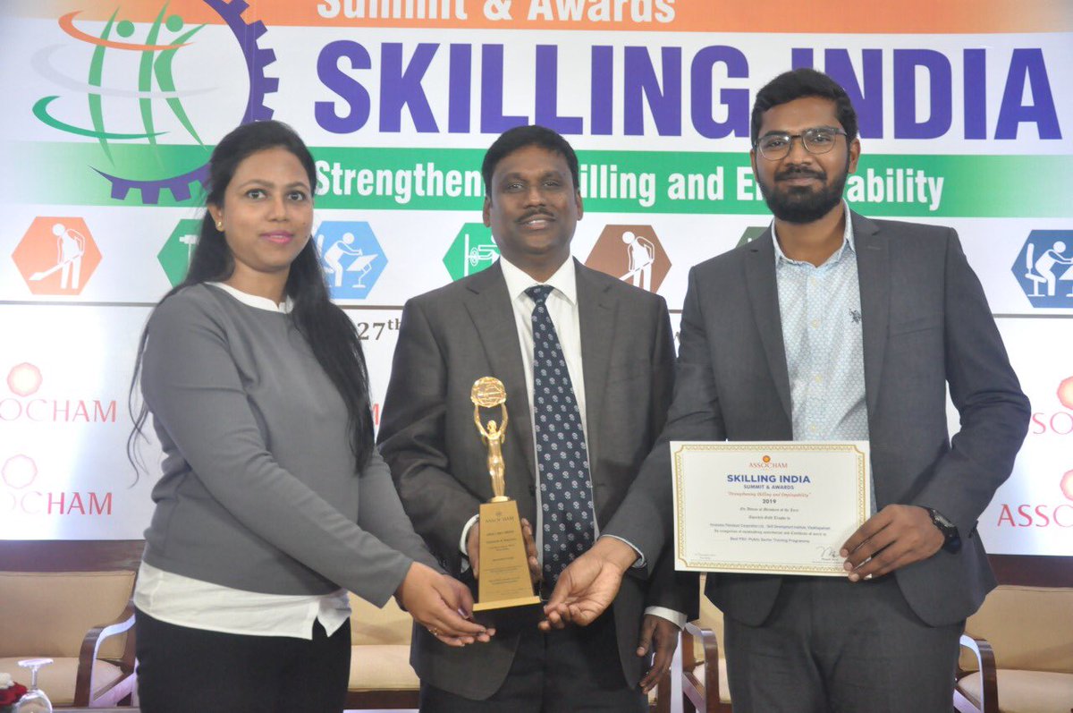 sdivisakh's tweet photo. @ASSOCHAM4India GOLD Award under PSU Category for @HPCL SDI Vskp received from Shri Raj Kumar Singh, Hon’ble Minister of State for Skill Development, Govt of India. This is third time in a row. We thank all our stakeholders🙏 @dpradhanbjp @PetroleumMin @ysjagan @vizagcollector https://t.co/6htyvlkE9t