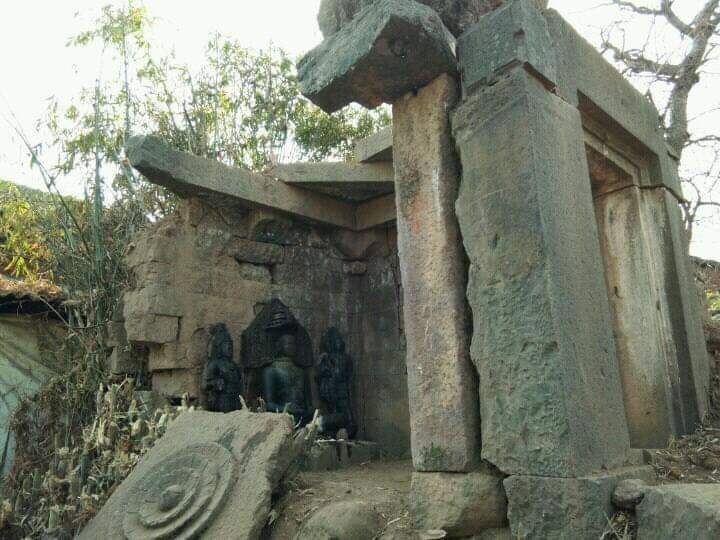 truejainology's tweet photo. Ruined Jain Temple and Images @ Koge village, 13 KM from Kolhapur, Maharashtra.

Many such Jain temples lies in ruins across Maharashtra ..
@ASIGoI @MinOfCultureGoI &amp; Jain bodies should come forward to restore these ancient heritage .

#reclaimtemples https://t.co/dYX1EV2FB8