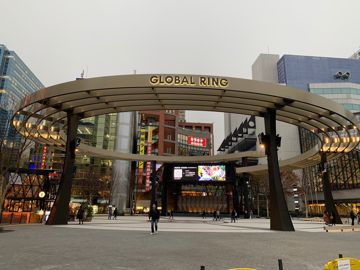 Qj 池袋西口公園の工事が終わって カフェ 併設のオサレ空間になってた 座れるスペースが少ない上に嫌がらせのように細い木のベンチ あんま長居すんな という無言のメッセージを感じる 青空将棋をやってたおじさん達は戻って来るのかな