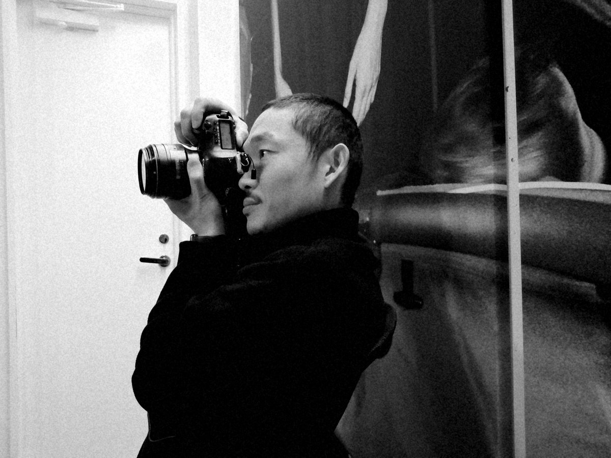 LOFTD_OSAKA's tweet photo. [SHOOTING]
写真家キム・ドゥハ

深夜に本日から開催の展示準備を終えて、
本日は午前から６時間ずーっと撮影しております。

真剣な横顔。

#仕事人 #カメラ #写真 #スタジオ #LOFTD

studio LOFT:D
大阪市中央区釣鐘町2-3-17 Bell House 9F

スタジオレンタルやっております。プリント工房も有り。 https://t.co/gzds5AS5fm