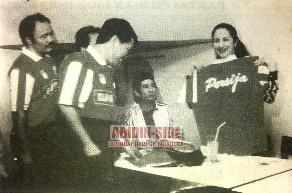 AbidinSide's tweet photo. Ketua umum Persija, Todung Barita (ketiga dari kanan), meresmikan Persija Fans Club bersama artis GAN. Tampak hadir Ratu Dangdut Camelia Malik (memegang kaus) dan komedian Sys NS (duduk) pada acara tersebut
Selengkapnya di : https://t.co/PprebA3alv
#GoodwillandFriendship https://t.co/zNPrye9gad