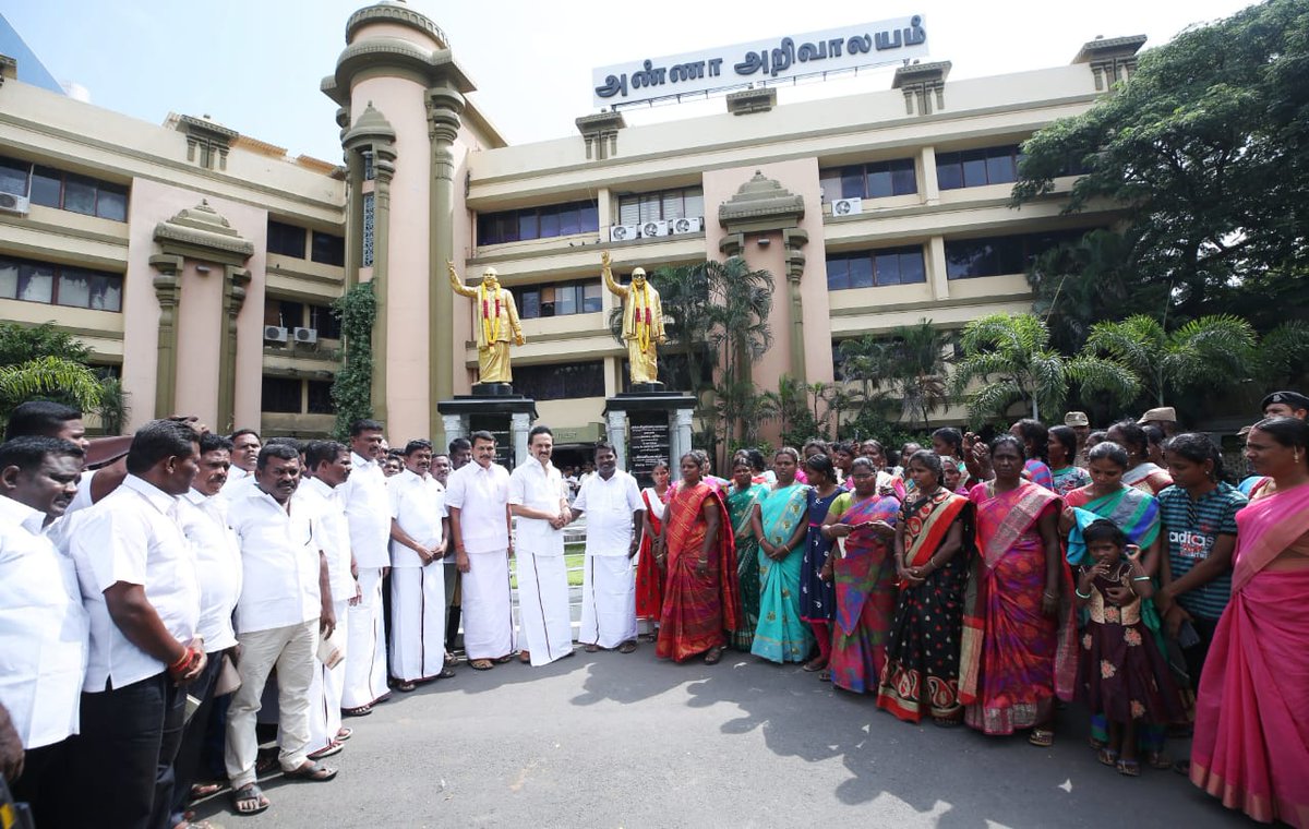 mksforTNCM's tweet photo. கழகத்தலைவர் தளபதி @mkstalin அவர்கள் முன்னிலையில்
கரூர தாந்தோணி ஒன்றிய அம்மாபேரவை துணைத் தலைவரும்
அ.தி.மு.க. விஜயபாஸ்கரின் சொந்�� ஊரான ஆண்டாங்கோவில் கிழக்கு ஊராட்சி மன்ற முன்னாள் துணைத் தலைவருமானஏ.கண்ணையன்  தலைமையில்அ.தி.மு.க.வினர் 200 பேர் தி.மு.க.வில் இணைந்தனர். #DMKkarur https://t.co/MQcCOdgmQN