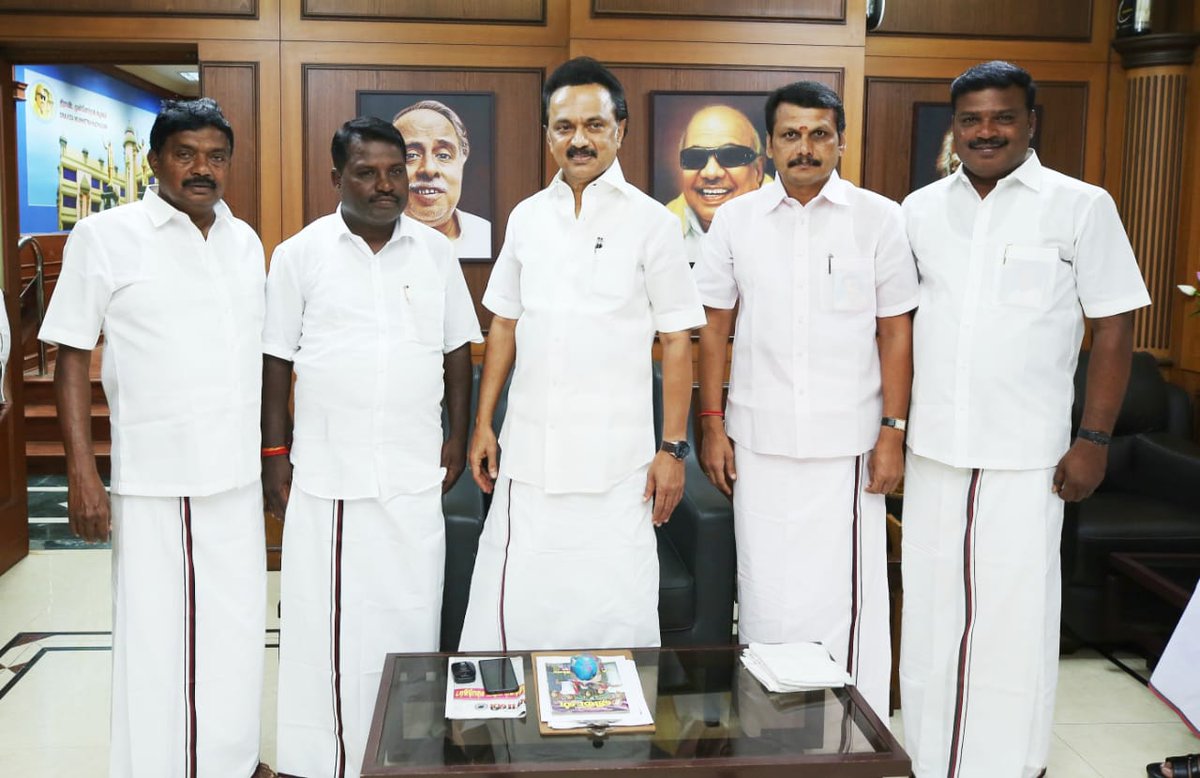 mksforTNCM's tweet photo. கழகத்தலைவர் தளபதி @mkstalin அவர்கள் முன்னிலையில்
கரூர தாந்தோணி ஒன்றிய அம்மாபேரவை துணைத் தலைவரும்
அ.தி.மு.க. விஜயபாஸ்கரின் சொந்�� ஊரான ஆண்டாங்கோவில் கிழக்கு ஊராட்சி மன்ற முன்னாள் துணைத் தலைவருமானஏ.கண்ணையன்  தலைமையில்அ.தி.மு.க.வினர் 200 பேர் தி.மு.க.வில் இணைந்தனர். #DMKkarur https://t.co/MQcCOdgmQN