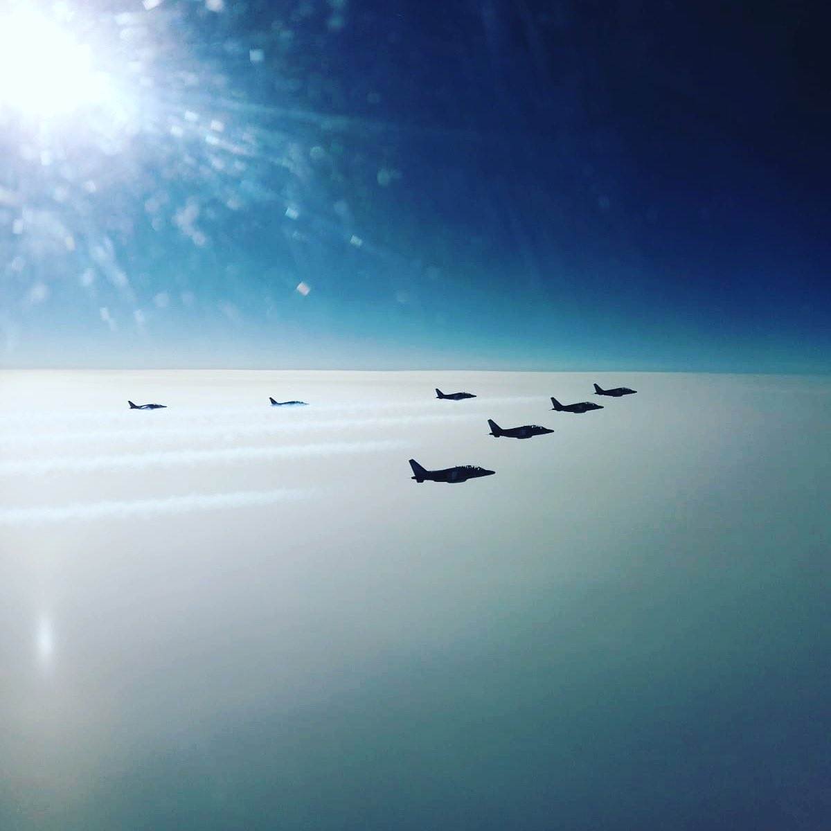 Contempler une dernière fois la Patrouille de France.... Malgré la nostalgie du dernier vol, toutes nos pensées étaient tournées vers nos 13 camarades décédés au Mali.
Je cède la place au commandant Samuel, tous mes voeux de réussite à l’équipe 2020. Vive la France !