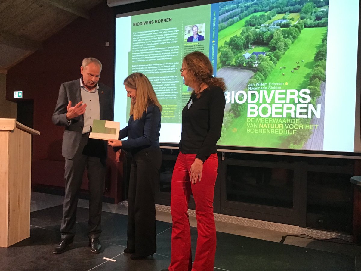 ⁦<a href="/jwerisman/">Jan Willem Erisman</a>⁩ biedt LNV minister ⁦<a href="/carolaschouten/">Carola Schouten</a>⁩ boek #biodiversboeren aan met vele oplossingen voor toekomstgericht boeren met de #natuur.⁦@LouisBolk⁩ ⁦<a href="/TcVoedsel/">TransitiecoalitieVoedsel</a>⁩ ⁦<a href="/minlnv/">Minlvvn</a>⁩ #natuurinclusief ⁦<a href="/Boerderij_nl/">Boerderij</a>⁩ ⁦<a href="/nieuweoogstnl/">Nieuwe Oogst</a>⁩ ⁦