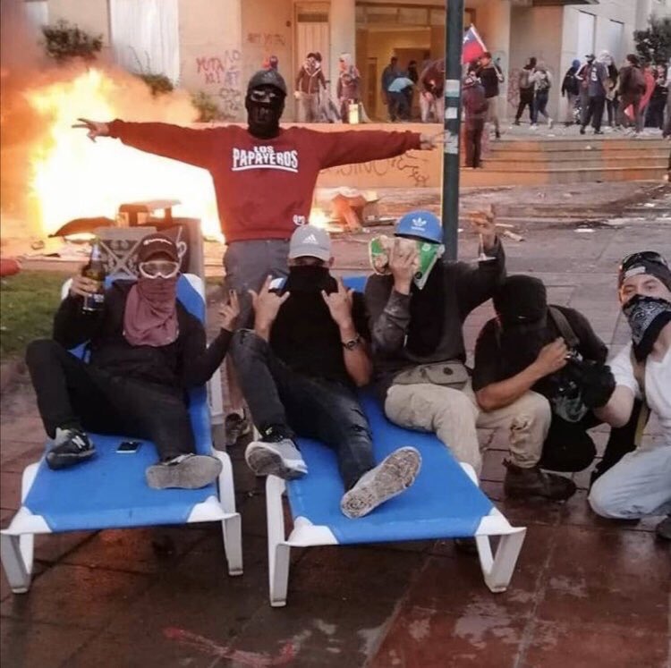 FrancoBassoSotz's tweet photo. Este es el resultado cuando se valida la violencia como acción política. “Desobediencia civil” le llamaban al principio y terminaron quemando el Metro, saqueando locales comerciales y destruyendo ciudades completas. https://t.co/oVg5A2MEur
