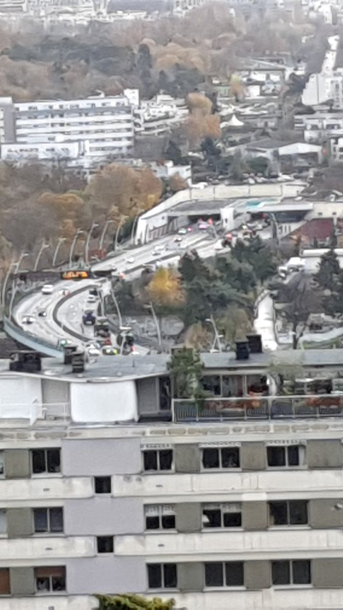 nicolascab's tweet photo. Dans 15 minute le périphérique sera bloqué à première vue. #perif #paris #pontdesaintcloud https://t.co/Mfw9Jq7NpI