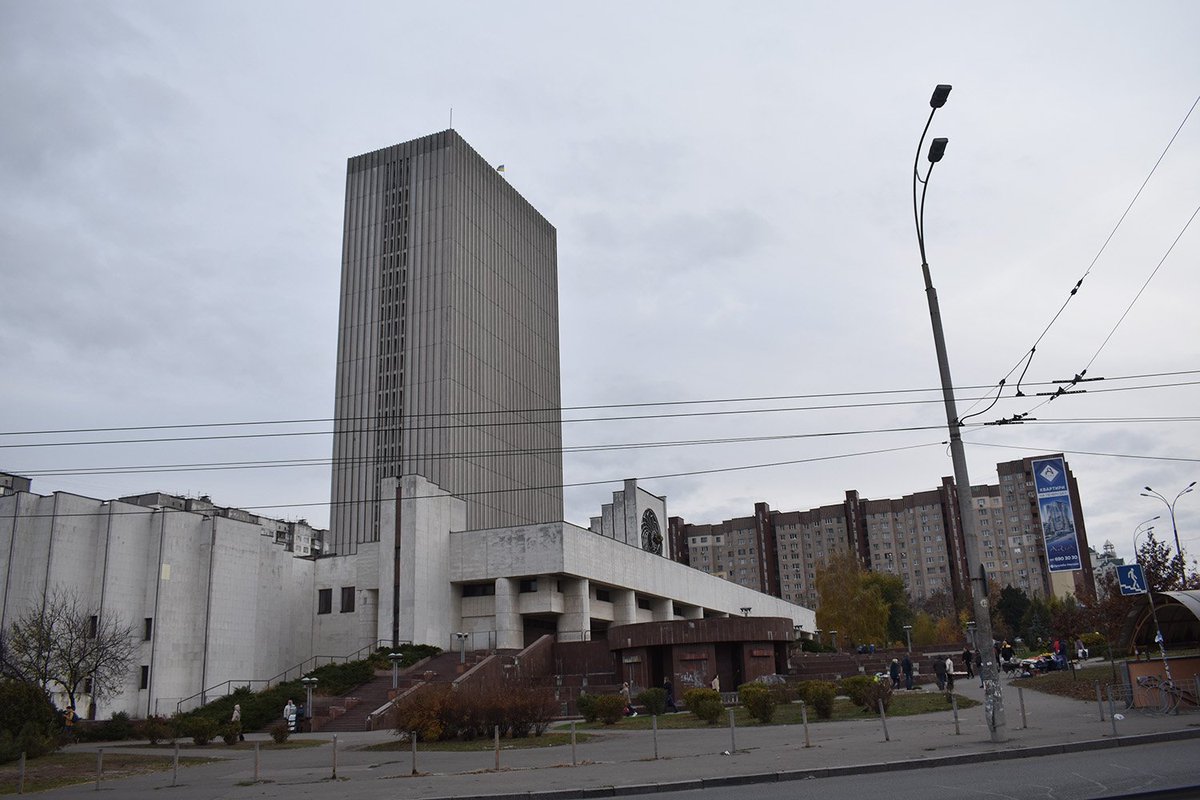 LisaMKinch's tweet photo. Vernadsky National Library of Ukraine, Kiev
V. Gopkalo, V. Grechina, 1976-1989

A brutalist landmark holding about 15 million items, making it one of the world's largest national libraries. 

#StudyTrip #Architecture #Library #Brutalism #Kiev https://t.co/EmZMzFdov2