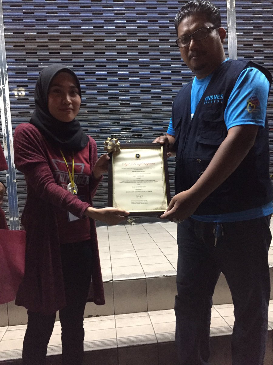 light4homeless's tweet photo. Seterusnya, buat Dr @wajihahwafa yang bersama-sama kami ketika susah dan senang dari segala bentuk bantuan contohnya seperti bantuan idea, sokongan moral, pengutipan dana, pengurusan bas dan sebagainya sekaligus merialisasikan impian field trip pertama #nutrivengers https://t.co/5Ea6XaOCLx