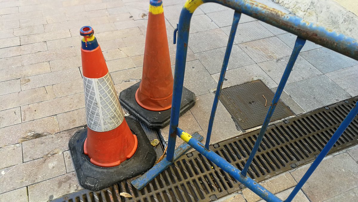 AccesTgn's tweet photo. Bon dia, @TGNAjuntament Da molts i molts dies que la mobilitat en l'accés a la #partalta i en concret a @LestonnacTgn es veu afectada per aquesta valla. No hi podeu enviar la brigada d'intervenció ràpida per mirar de solucionar-ho? @ampalestonnactg https://t.co/O8cTZk4dlk