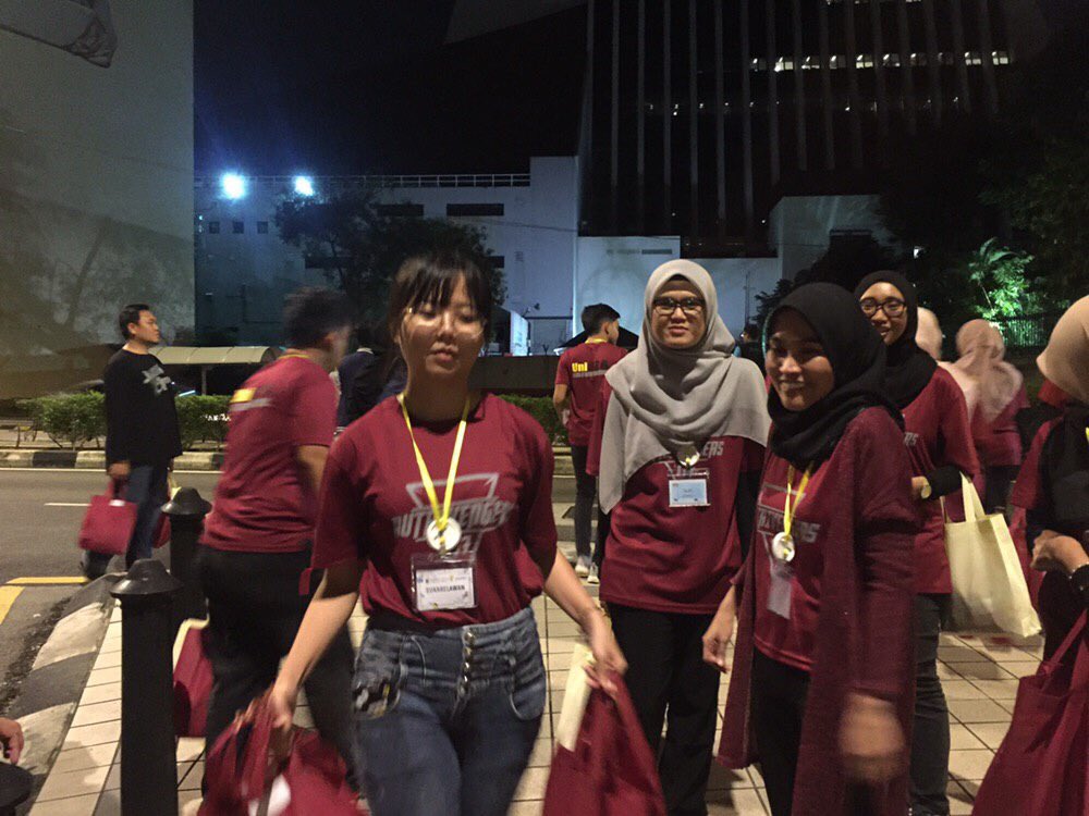 light4homeless's tweet photo. #ProjekPlastikHitam by @Kindnessdotmy 
#light4homeless
#voicesofhunger
#kindnessmalaysia
#kindnessforhumanity
#zerowastezerohunger
#righttofood https://t.co/VFOae6vVUs