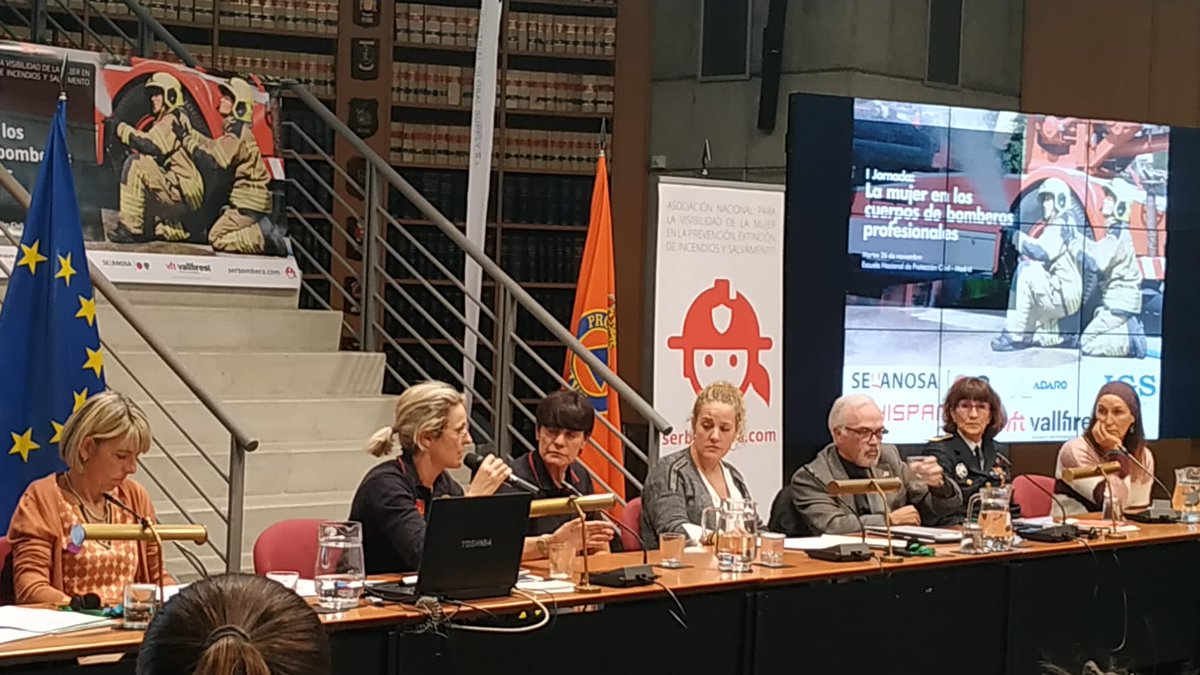 bomberosvlc's tweet photo. Ahir les nostres companyes van assistir a la I Jornada Ser bomberas 👩🏽‍🚒👩🏻‍🚒On abordaren temes com la falta de visibilitat💜«El que no es nomena no existeix», barreres 🚧  actuals en l'accés als cossos i la baixa participació femenina.📉#másbomberas
@serbombera @AjuntamentVLC https://t.co/MoYmYIZoMJ