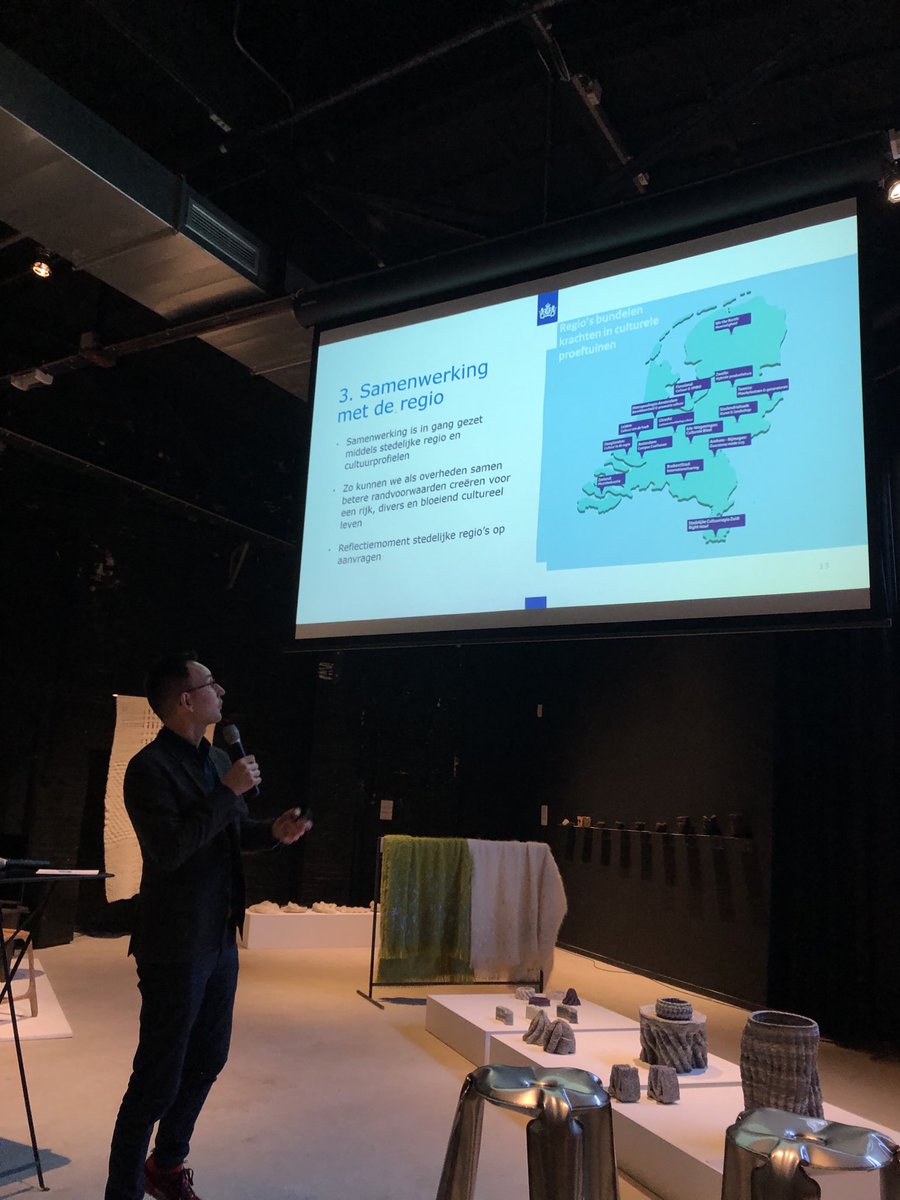 Camiel Vingerhoets van ministerie OCW informeert vanochtend een volle zaal in Eindhoven over de Regeling Culturele Basisinfrastructuur 2021-2024. Zie ook cultuursubsidie.nl