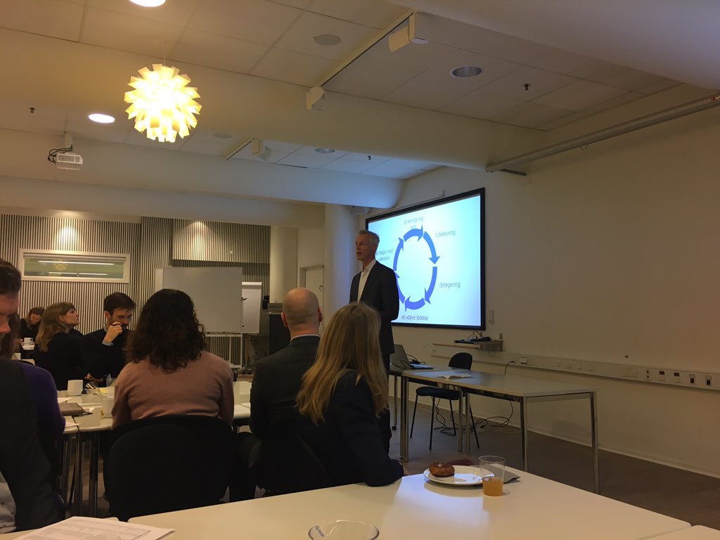 FrErhverv's tweet photo. Vi diskuterer udfordringer i ejerledede virksomheder. De kritiske punkter er: ▶️At kende sine egne styrker/svagheder ➡️Tidsstyring ➡️Delegation ➡️Udøve ledelse ➡️Sparring/Læring ➡️Følg med væksten 🔁 https://t.co/BZnDpZawyb