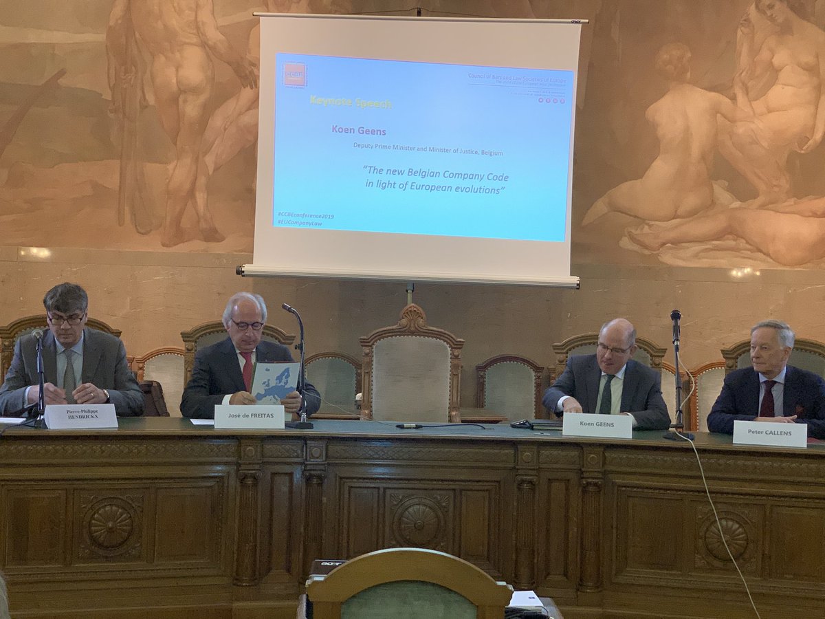 Président du Conseil des Barreaux Européens, José de Freitas, ouvre la conférence sur le Droit Européen des Sociétés, dans la Salle de la Cour d’Appel de Bruxelles dans le Palais de Justice. Le Droit des Sociétés est la colonne vertébrale de l’économie et donc la prospérité.