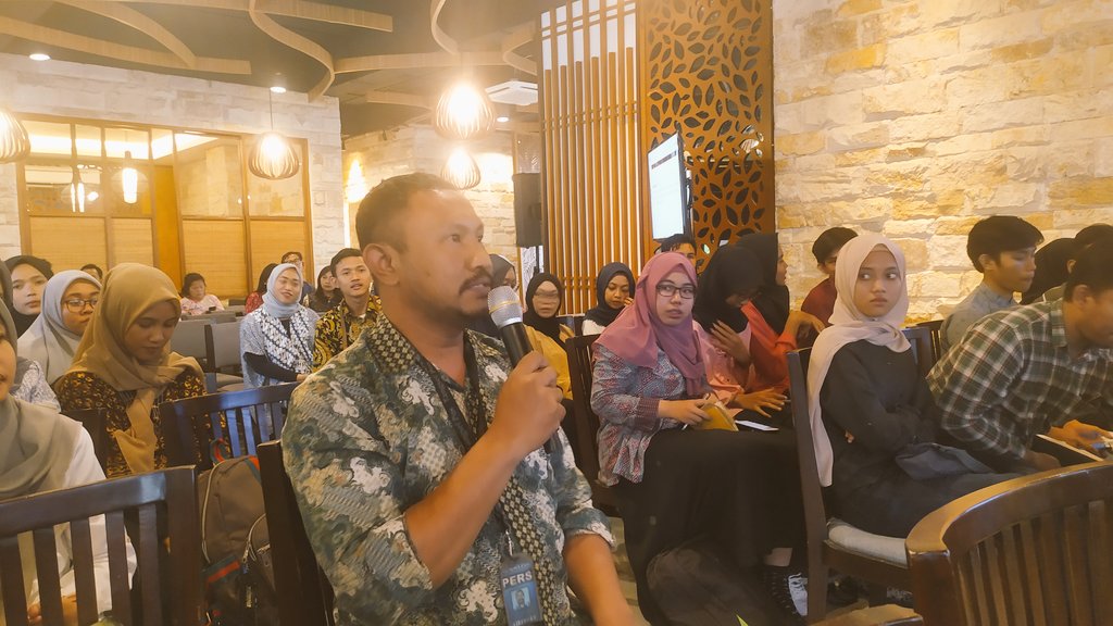 tempodotco's tweet photo. Sesi tanya jawab sudah dibuka... Ajukan pertanyaan anda memakai tagar-tagar di bawah ini.
#CashlessLessWorry
#BSDsmartcity
#ngobroltempo https://t.co/Z5Yi3BCAhH
