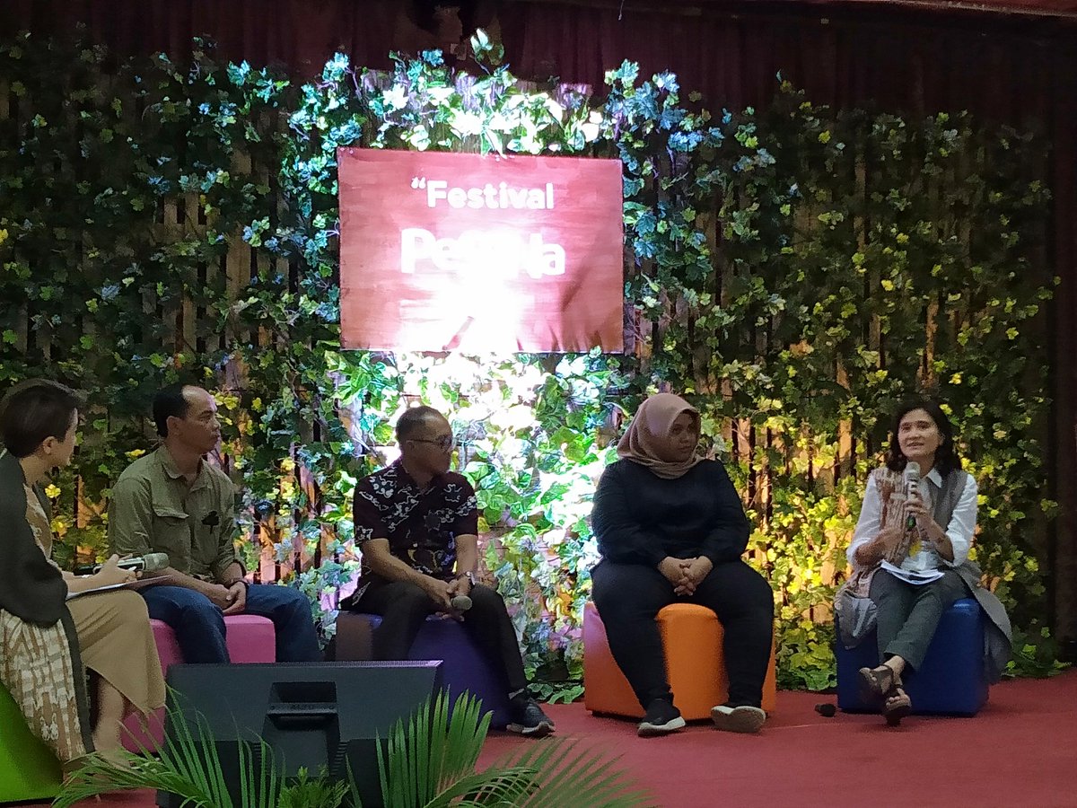 Negeri_Sendiri's tweet photo. "@KEHATI yang berupaya mempertahankan keberadaan dan kembali memperbaiki hutan. Tapi perlu sinkronisasi dan koordinasi semua pihak." - Puspa.
#MFP4KEHATI
#PasarProdukHutan #CBFE #BisnisHutan
#PeSoNa2019
#PerhutananSosialBisa https://t.co/cQECW7XuUO