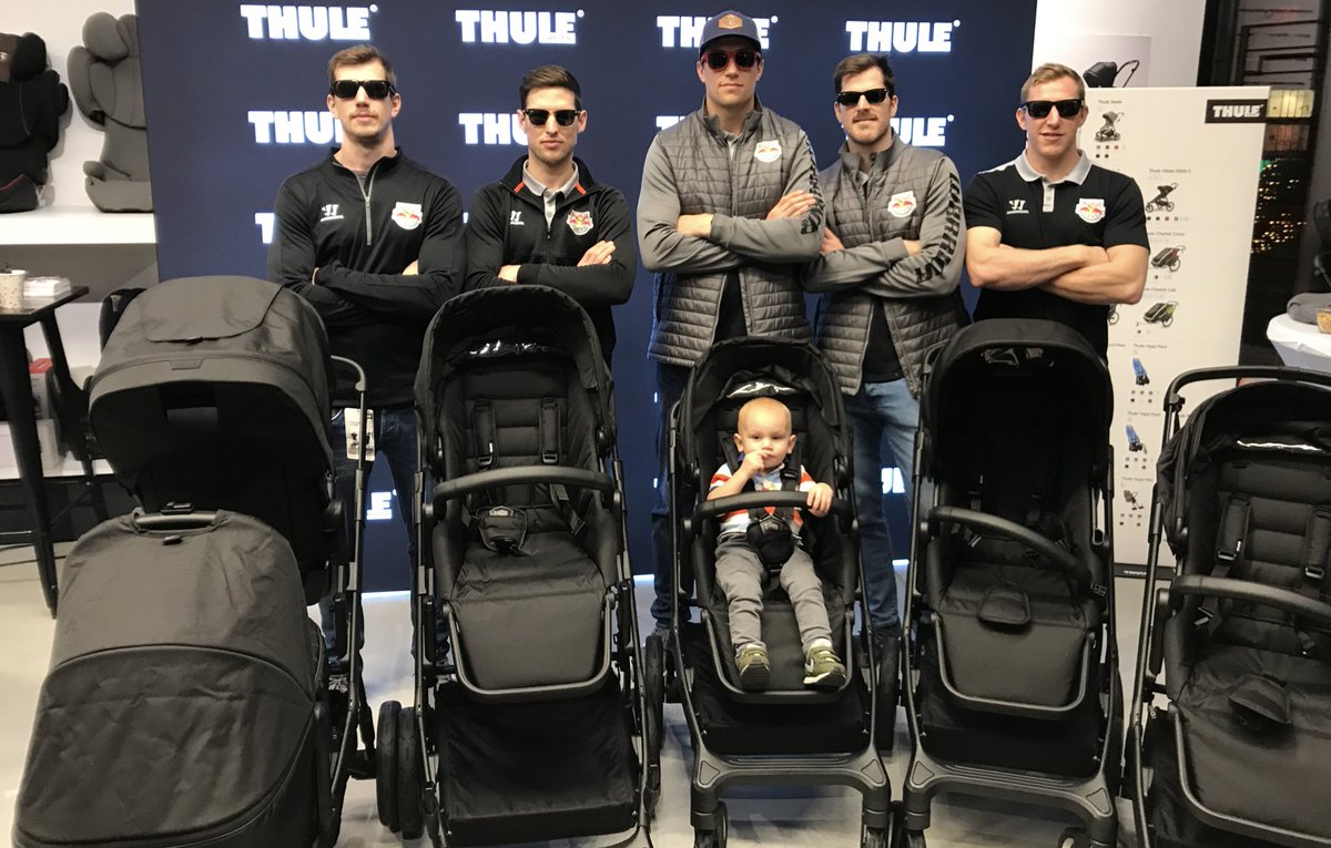 Wenn du mit den Homies deinen neuen @Thule Schlitten abholst! Die Blues Brothers eskalieren gerade bei diesem Foto. 😎🏎👶 #thulesleek #bringyourkids #redbulls #miiinga #cooldaddies