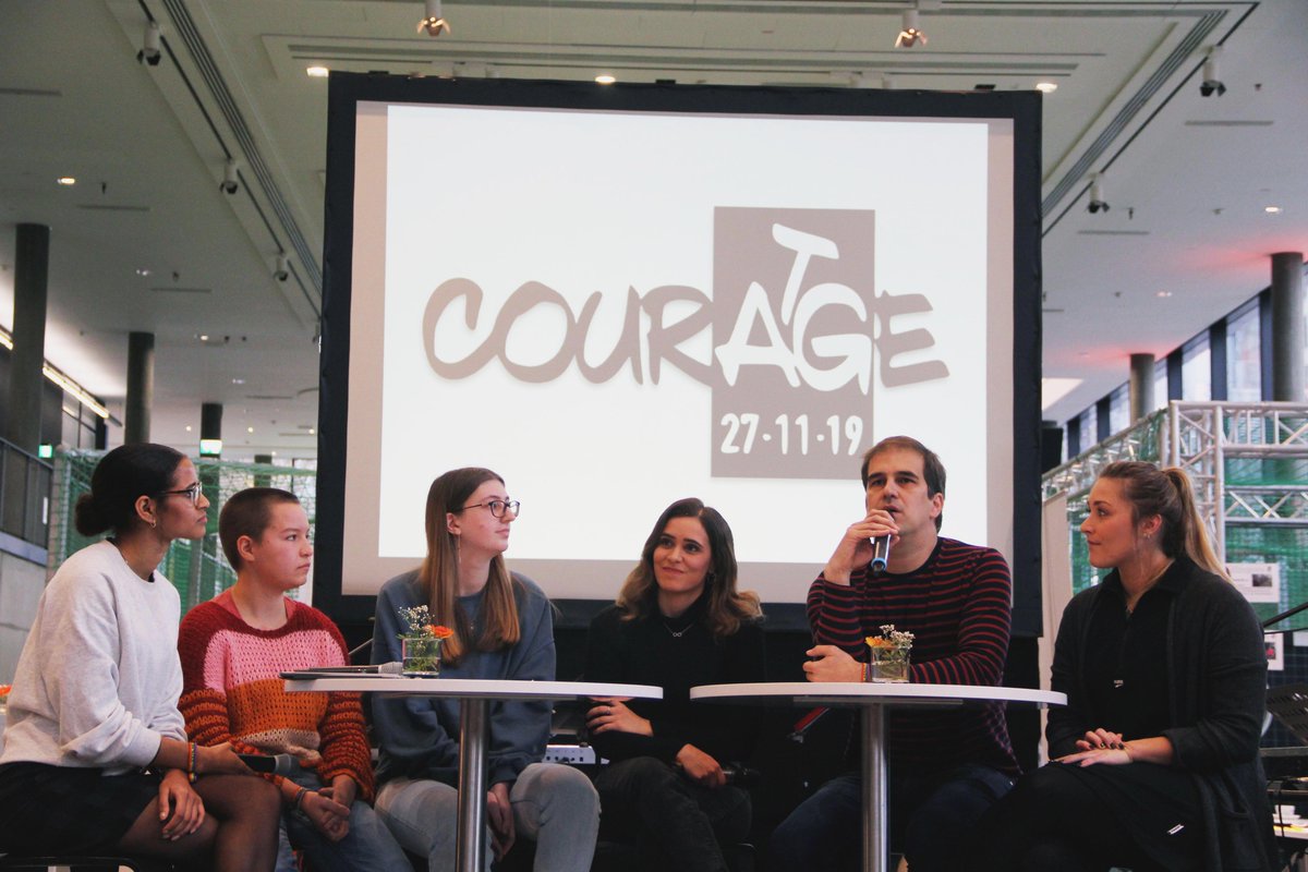fussballmuseum's tweet photo. Schule ohne Rassismus - Schule mit Courage 

200 Schüler aus 23 Dortmunder Courage-Schulen sind heute zum Austausch über ihre Aktivitäten gegen jede Form von Diskriminierung und für Demokratie im alltäglichen Schulleben im #DFMDo. Vielen Dank, dass ihr den Courage-Tag bereichert! https://t.co/NP1iBwHSgf