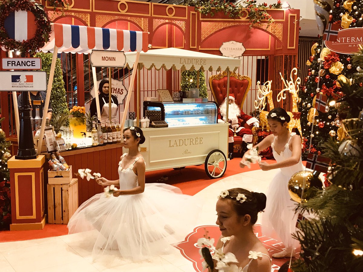 x_coat's tweet photo. Christmas performances today in the #IntermarkMall with a French booth and the support of @FRinMalaysia & @businessfrance in #Malaysia. Participation of the French Ambassador.
cc: @BF_AseanOceanie & French products : @MaisonLaduree, #SiropMonin, #Luxasia, #Novexpert and #Thalgo https://t.co/GsAIsGjrHz