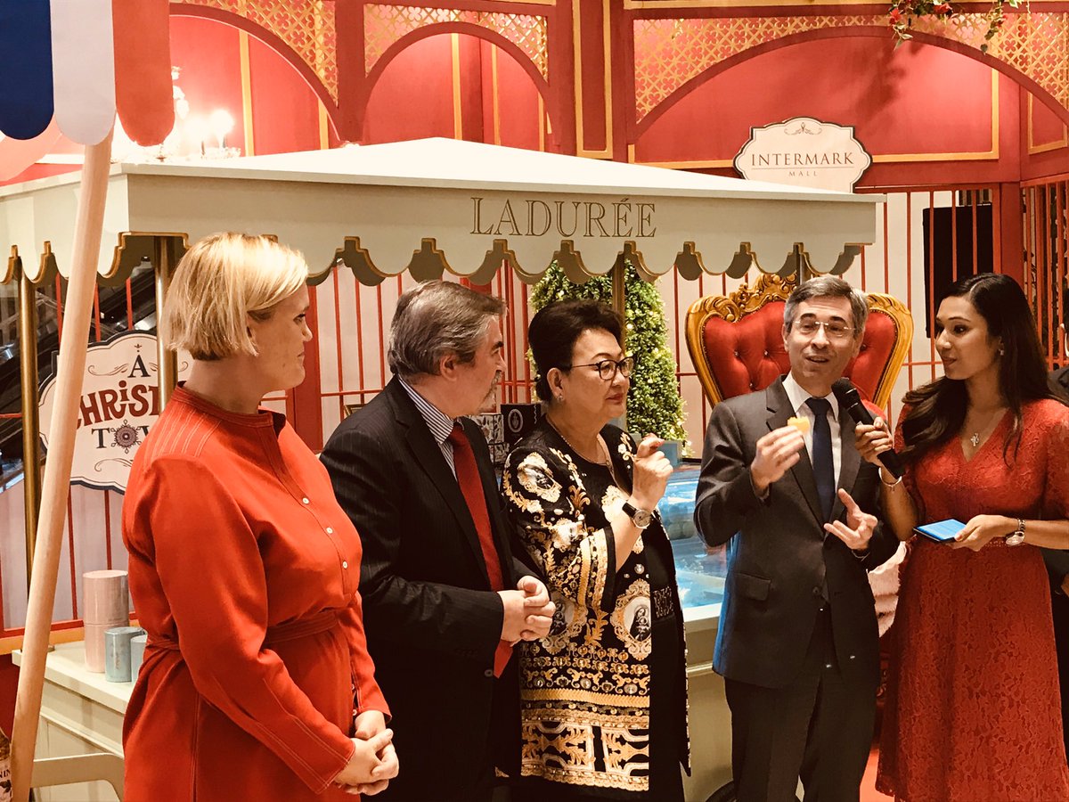x_coat's tweet photo. Christmas performances today in the #IntermarkMall with a French booth and the support of @FRinMalaysia & @businessfrance in #Malaysia. Participation of the French Ambassador.
cc: @BF_AseanOceanie & French products : @MaisonLaduree, #SiropMonin, #Luxasia, #Novexpert and #Thalgo https://t.co/n2wnry4aPl