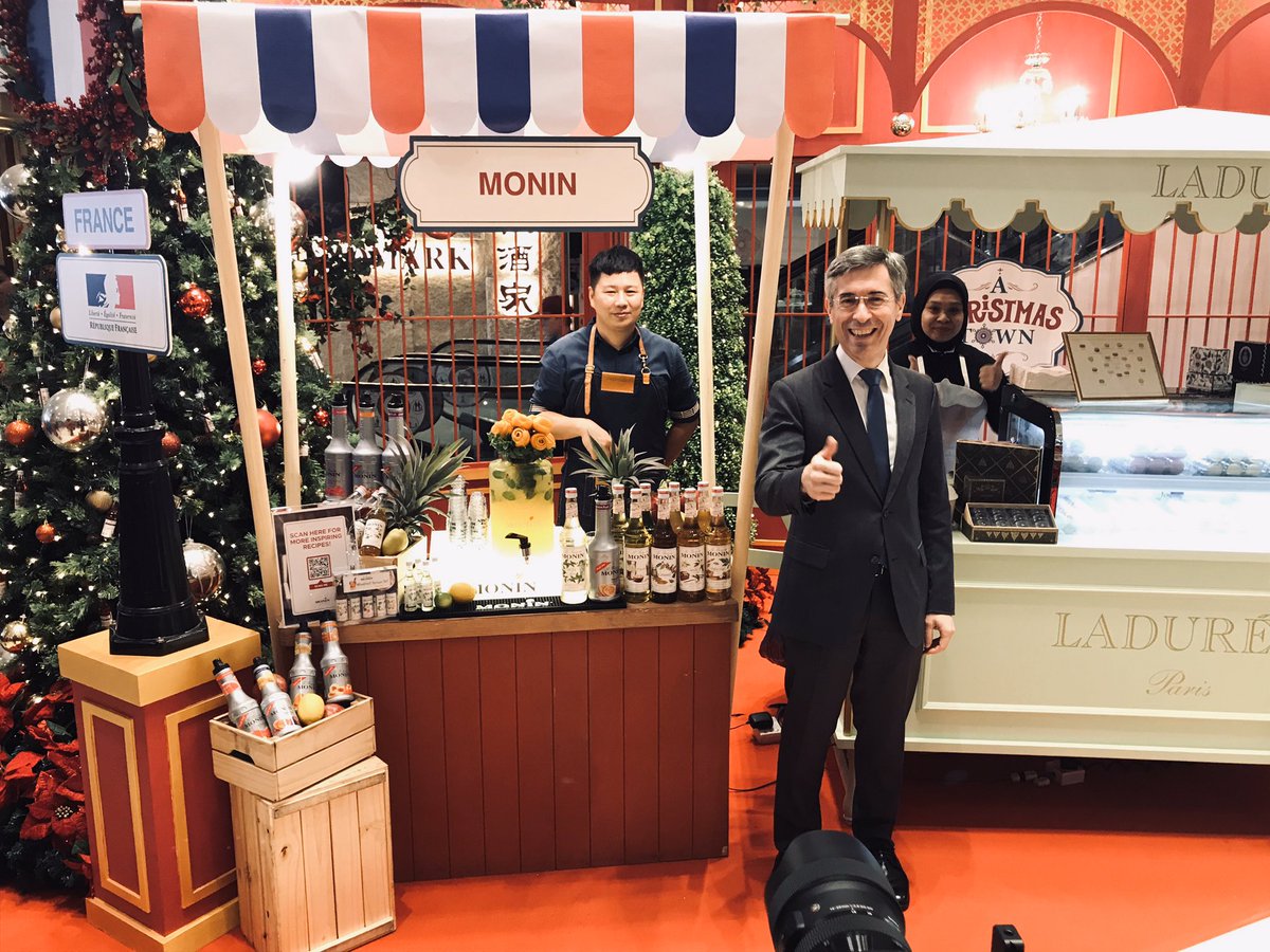 x_coat's tweet photo. Christmas performances today in the #IntermarkMall with a French booth and the support of @FRinMalaysia & @businessfrance in #Malaysia. Participation of the French Ambassador.
cc: @BF_AseanOceanie & French products : @MaisonLaduree, #SiropMonin, #Luxasia, #Novexpert and #Thalgo https://t.co/n2wnry4aPl