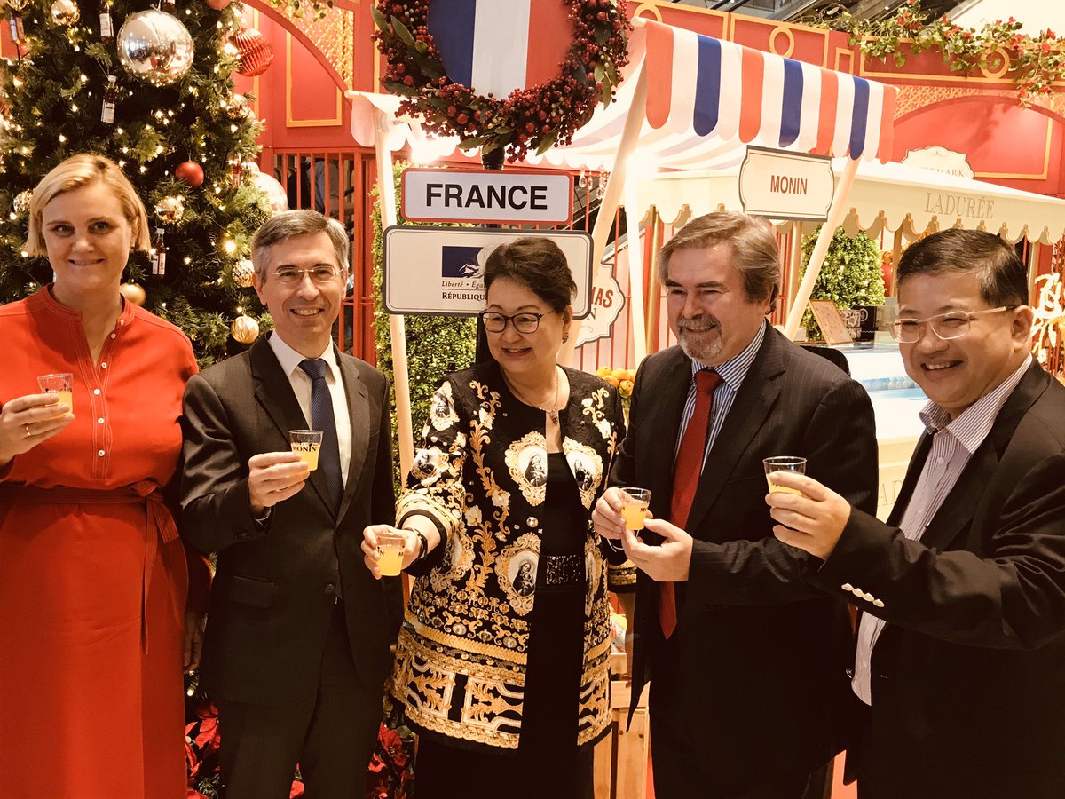 x_coat's tweet photo. Christmas performances today in the #IntermarkMall with a French booth and the support of @FRinMalaysia & @businessfrance in #Malaysia. Participation of the French Ambassador.
cc: @BF_AseanOceanie & French products : @MaisonLaduree, #SiropMonin, #Luxasia, #Novexpert and #Thalgo https://t.co/n2wnry4aPl