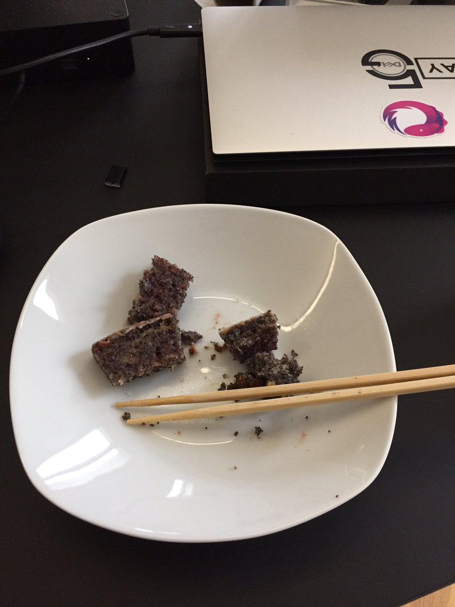 meeroslav's tweet photo. How to eat cake when there’s no cutlery?
With chopsticks, of course 😂

#5Glife

🥢 🍰 https://t.co/5zCO4x0sVX