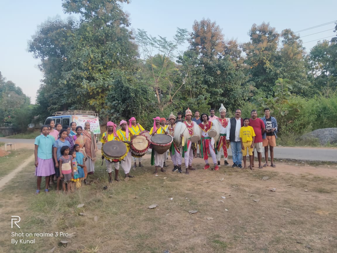 cell_sveep's tweet photo. सिमडेगा जिला के ठेठईटांगर प्रखंड के बसारटोली, कोंसेरा, तेलिटोली, कोनबेगी एवं रेंगारीह क्षेत्र में दिनाँक २६-११-२०१९ को स्वीप कार्यक्रम अंतर्गत नुकड नाटक, नृत्य  के माध्यम से मतदाता जागरूकता अभियान चलाया गया।
@ceojharkhand @ECISVEEP 
#ProudVoter

 #ChunavJatra #JharkhandKaVoteParv https://t.co/tIbHS2N7W4