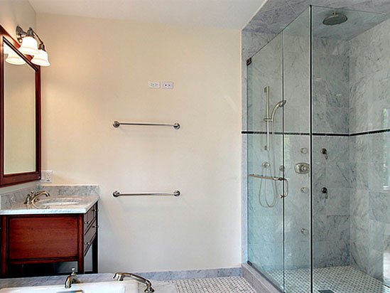 душ в стене. серые панели в ванной. душевая с галькой. Shower wall. Shower wall.