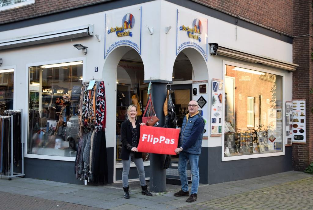 Nieuwe deelnemer van de dag: De Snelherstel Verbeek! Schoenen waar je zuinig op bent worden als nieuw. Sleutels bij laten maken, naambord aan de gevel, broekophouder, tas voor alles en meer. Allemaal bij Dé schoenmaker van Tiel: Want FlipPas-deelnemer. :-D Welkom! #sparenintiel