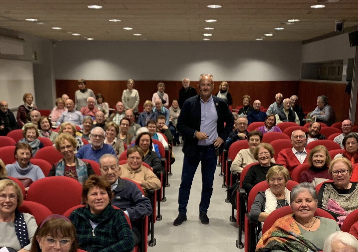 eurolocal_eu's tweet photo. Ahir @JOAQUIMMILLAN director @eurolocal_eu a l’Aula Sénior #UPC de #Castellfdefels 😊🔝🇪🇺 va parlar de “Ciutadania Europea: sabem com funciona la UE i quins drets tenim?” davant d’un públic fantàstic i molt interessat📍Campus UPC @AjCastelldefels #aulaseniorUPC FEM EUROPA FÀCIL! https://t.co/E5y5cvx3aD