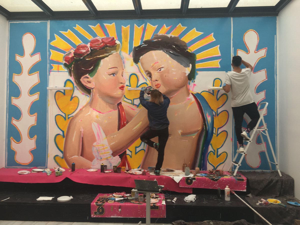 easdjerez's tweet photo. Nuestro alumnado de Modelismo de Indumentaria, @svargasenriquez31 y Sandra Mesa, como ayudantes de la artista  @anabarrigaoliva en el mural realizado dentro de las actividades realizadas para el @festivalintramuros
¡Gracias a la genial artista y a los organizadores del festival. https://t.co/CRXuuahVTO