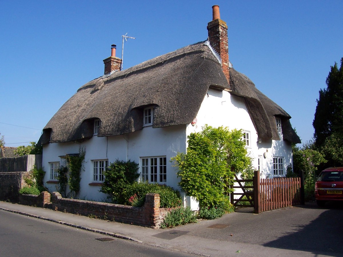 Looking to buy a #thatchedcottage? We've put together a helpful guide to get you on your way 

thatchshield.co.uk/buying-a-thatc… 

#ThatchShield #ruralliving #thatchedroof #thatch #countrylife #newhome #housebuying #buyingahome