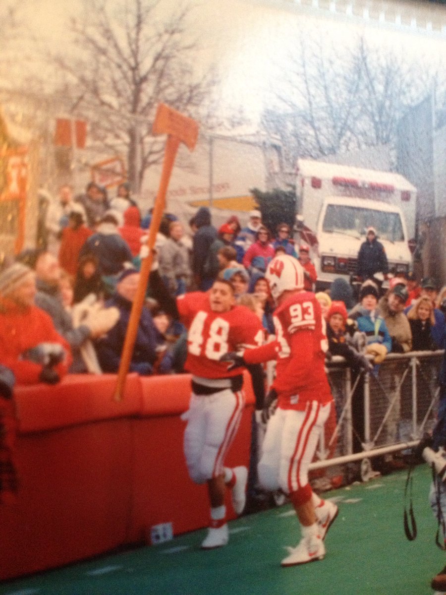 AaronNorvell's tweet photo. JAMES WHITE ON WISCONSIN KID #iJustCRUSHED #Badgers  @BadgerFootball @KVN_03 @SweetFeet_White  #gettheaxe #GophersFootball #RivalryWeek https://t.co/vFKRam34Sk