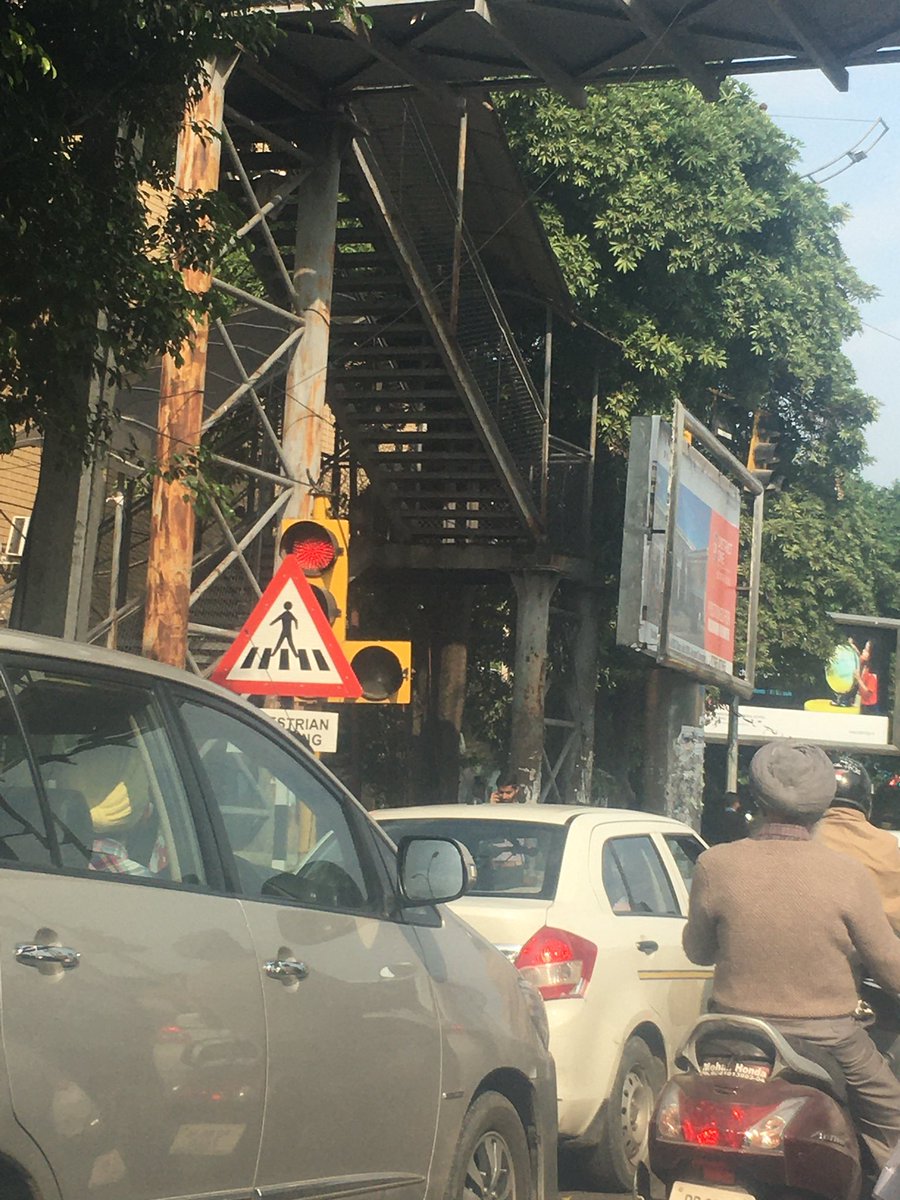 avoidaccident's tweet photo. Sign boards are installed #whatever #wherever With this approach Municipalities are endangering lives on roads @VijayIndrSingla @capt_amarinder @CMOPb #makingmohaliasafercity #pillar2 https://t.co/BC8Tc0m9g1